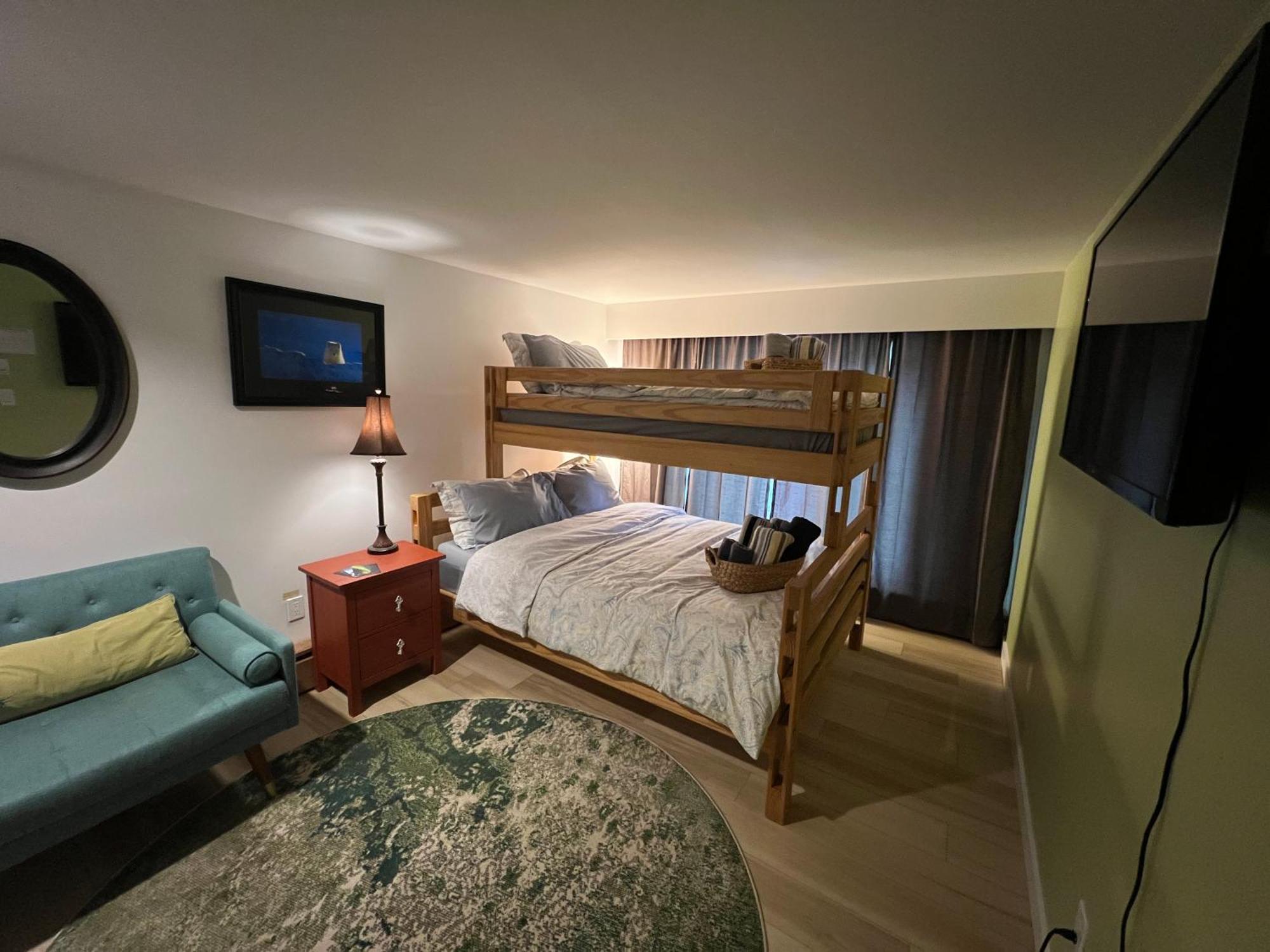 好丘。Hacho House Acomodação com café da manhã Yellowknife Exterior foto