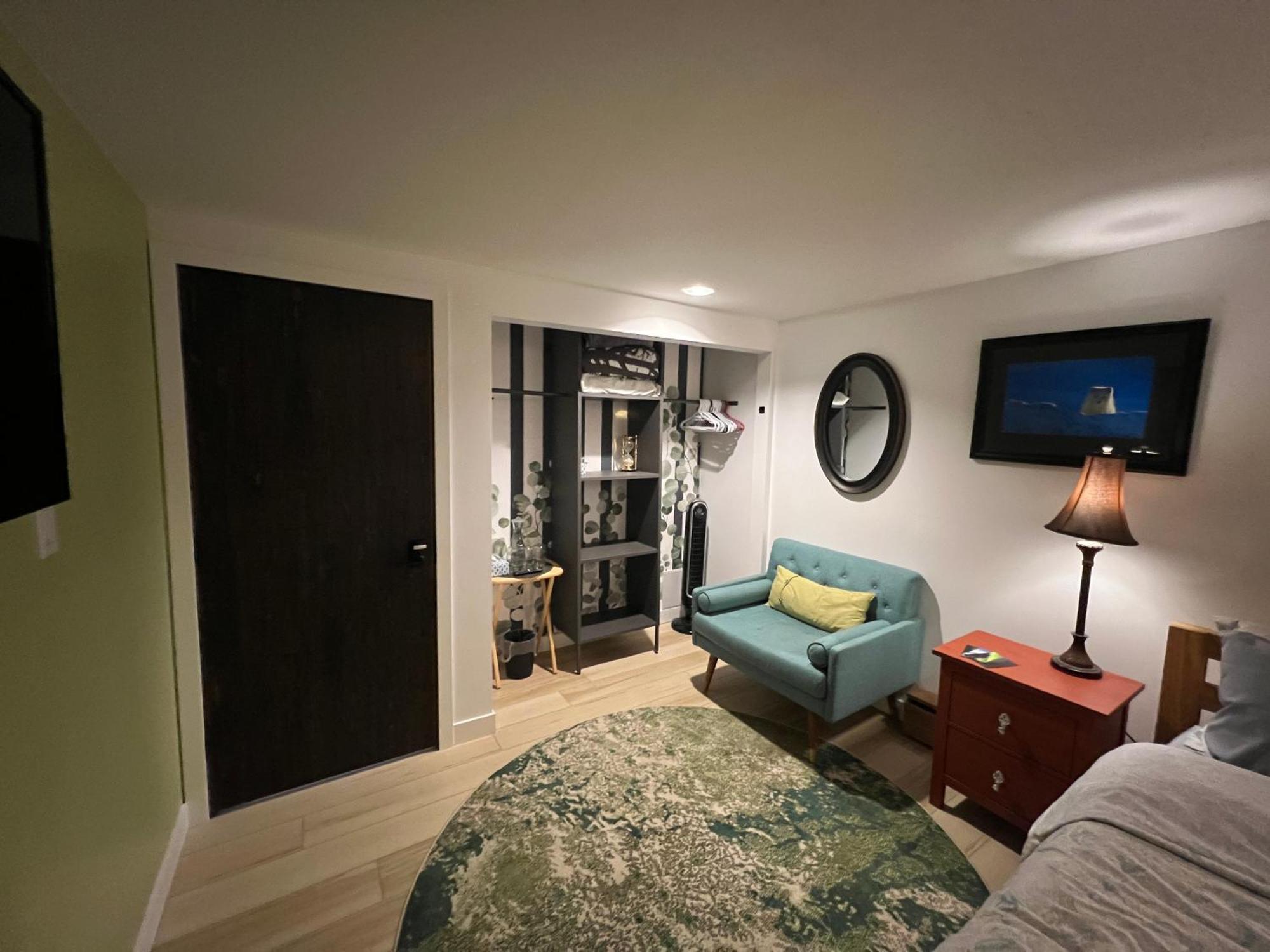 好丘。Hacho House Acomodação com café da manhã Yellowknife Exterior foto